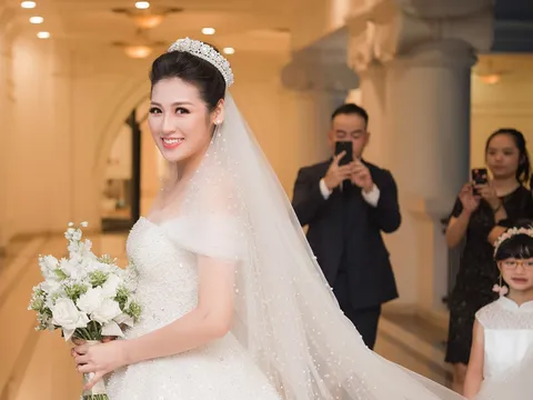 Á hậu Tú Anh lên xe hoa với một thiếu gia Hà Nội