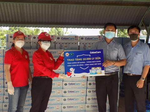 Trao tặng 10.000 ly sữa cho tuyến đầu chống dịch Covid-19
