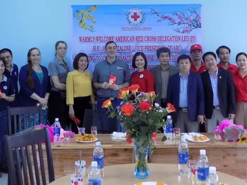 Hội Chữ thập đỏ Mỹ thăm kho hàng cứu trợ khu vực miền Trung