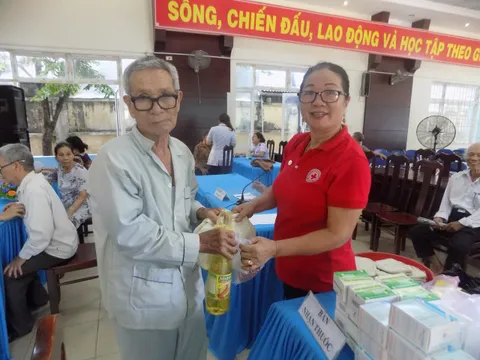 Hơn 1.000 người nghèo được khám bệnh và phát thuốc miễn phí tại Đà Nẵng