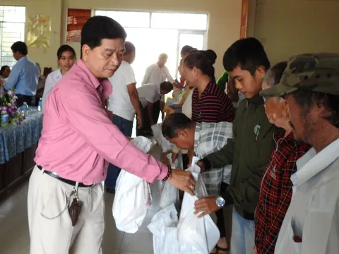 Tặng quà thương binh và nạn nhân da cam