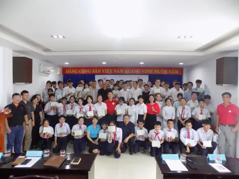 Trao 300 triệu đồng học bổng cho học sinh, sinh viên nghèo vượt khó