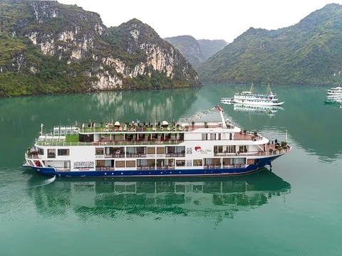 Hải Phòng xếp hạng tàu du lịch hoạt động trên vịnh Cát Bà