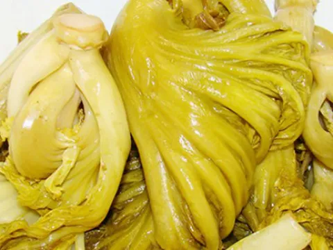 Phát hiện và tiêu hủy hơn 2 tấn dưa cải có chứa chất vàng ô