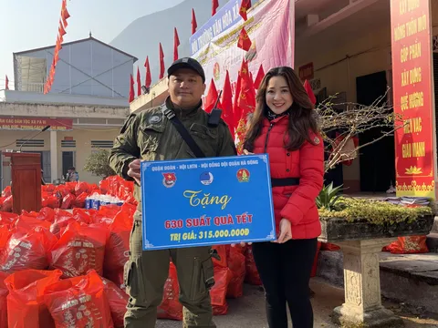 Mang Tết sớm tới cho bà con Mèo Vạc - Hà Giang