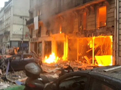 Nổ lớn làm rung chuyển thủ đô Paris