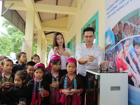 Hoa hậu Đỗ Mỹ Linh cùng các cầu thủ Than Quảng Ninh đi làm từ thiện