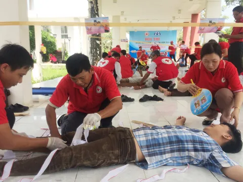 Tình nguyện viên Chữ thập đỏ với trật tự an toàn giao thông