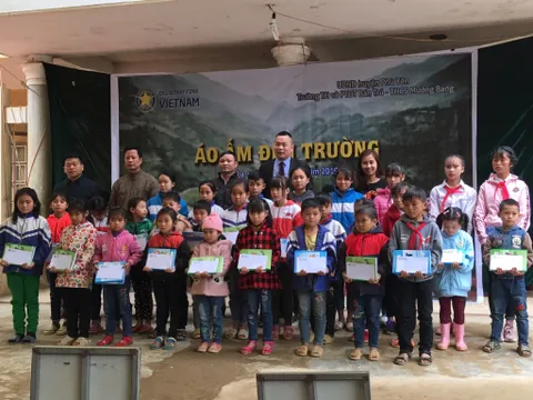 Mang Tết ấm đến với học sinh nghèo Mường Bang, Sơn La