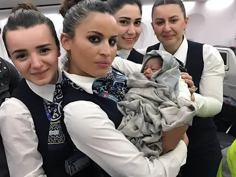 Em bé chào đời trên máy bay ở độ cao 12.800 mét