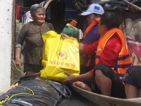 Hội Chữ thập đỏ tỉnh Bình Định xuất 400 suất quà cứu trợ khẩn cấp người dân vùng lũ
