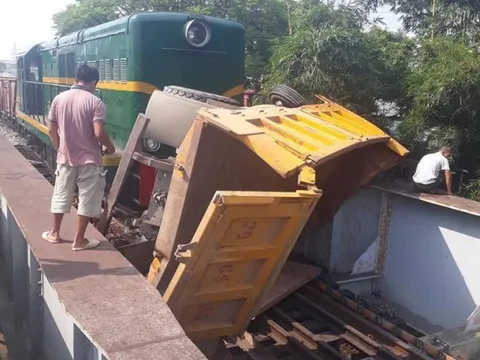 Tàu hỏa đâm ô tô, 4 người nhập viện cấp cứu