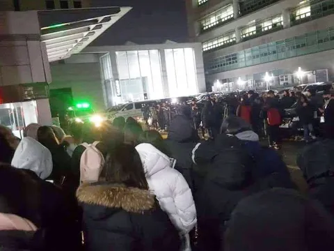 Fan Hàn Quốc túc trực bên ngoài bệnh viện tưởng nhớ Jong Hyun (SHINee)