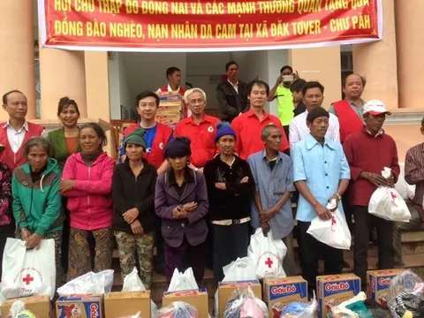 Tặng quà cho đồng bào nghèo tỉnh Gia Lai