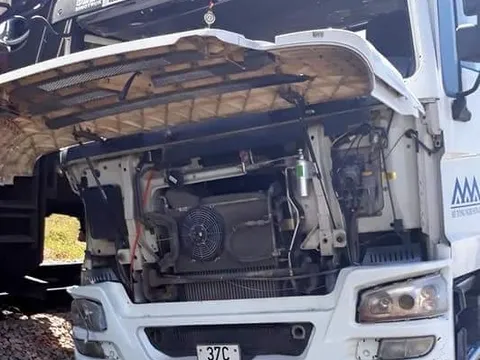 Nghệ An: Va chạm với tàu hỏa, xe bồn hư hỏng nặng