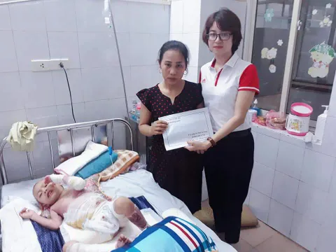 Hơn 70 triệu đồng hỗ trợ cháu Đạt điều trị bỏng