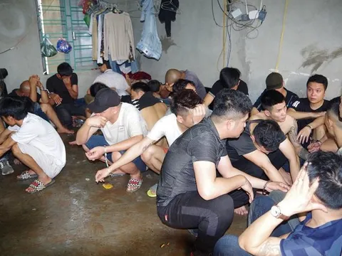 Hưng Yên: Đột kích sới bạc, bắt giữ 42 đối tượng