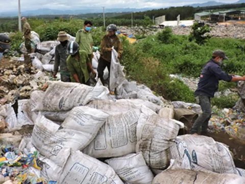 Kon Tum: Tiêu hủy hàng chục tấn phân hữu cơ giả
