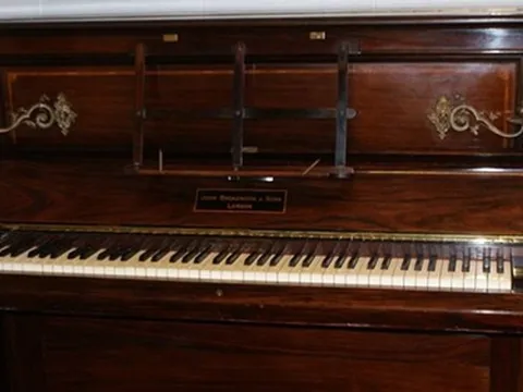 Gia đình Anh phát hiện kho vàng giấu trong piano hơn 100 năm