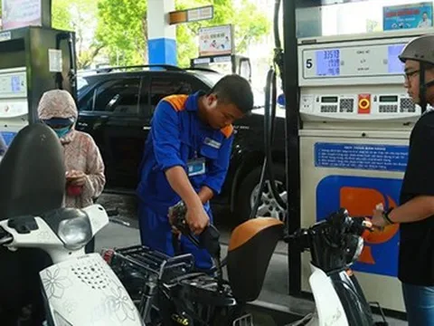 Giá xăng tăng vượt mức 13.000 đồng/lít