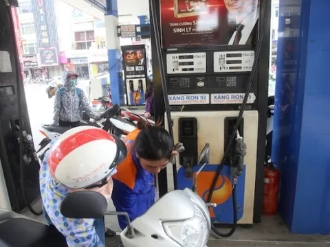 Giá xăng giảm nhẹ, mất mốc 18.000 đồng/lít