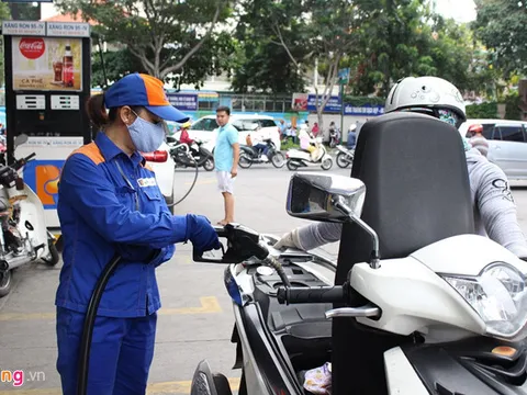 Giá xăng tăng mạnh, xăng RON 95 thêm 718 đồng