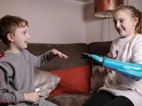 Phép màu Giáng sinh đến với cô bé không có tay trái