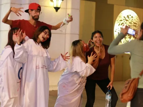 Giới trẻ chi tiền triệu học trang điểm "ma quái"