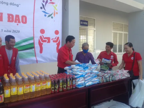 ‘Chợ Nhân đạo’ phục vụ bà con nghèo