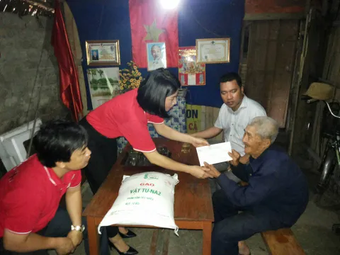 Trao 300 bát cháo tình thương