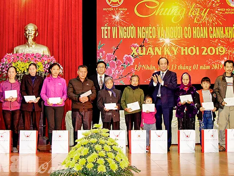 Tặng quà Tết cho người nghèo Hà Nam