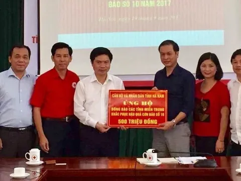 Hà Nam trao 500 triệu đồng ủng hộ đồng bào miền Trung