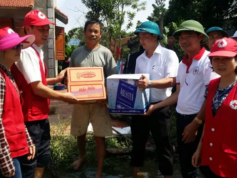 Hội CTĐ TP.Hà Nội: Thăm và tặng quà các gia đình bị ảnh hưởng bởi sự cố vỡ đê huyện Chương Mỹ