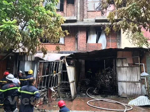 Hà Nội: Cứu 4 người mắc kẹt trong đám cháy lớn ở xưởng ghế sofa