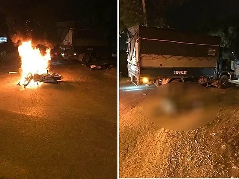 Đâm vào xe tải, xe máy bốc cháy, 2 người thương vong