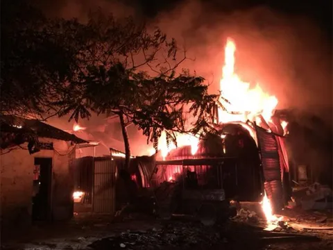 Hai nhà xưởng bị 'bà hỏa ghé thăm' lúc nửa đêm