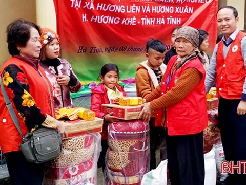 Hội Chữ thập đỏ Hà Nội tặng hơn 120 suất quà Tết cho người nghèo Hà Tĩnh