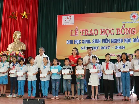 Hà Tĩnh: Trao 53 suất học bổng cho học sinh, sinh viên nghèo học giỏi