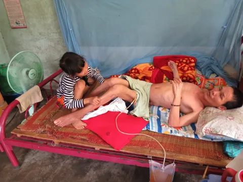 Con gái nhỏ mắc bệnh vẫn phải chăm sóc người cha liệt giường