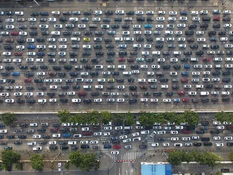 Ảnh: Hàng chục nghìn xe "chôn bánh" 4 ngày 3 đêm chờ phà Tết ở Trung Quốc