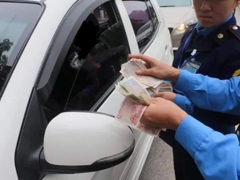 Hàng trăm tài xế dàn xe mua vé bằng tiền lẻ, trạm thu phí ùn tắc