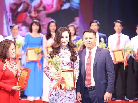 Doanh nhân Hạnh Kimmy vinh dự nhận bảng vàng vinh danh ‘Doanh nhân nhân ái’