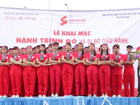 Lần đầu tổ chức Hành trình Đỏ, Hậu Giang thu hút hàng nghìn người tham gia hiến máu