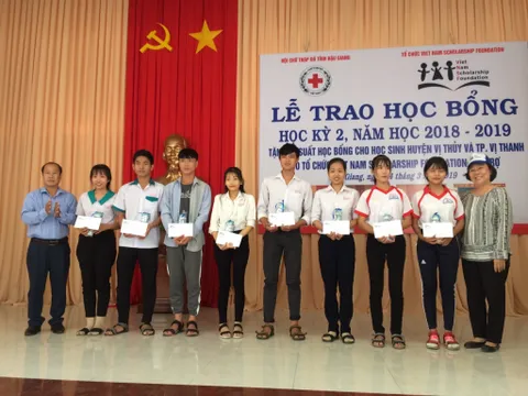 Hậu Giang trao học bổng cùng em đến trường