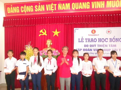 Hậu Giang hỗ trợ sinh hoạt phí cho học sinh nghèo hiếu học