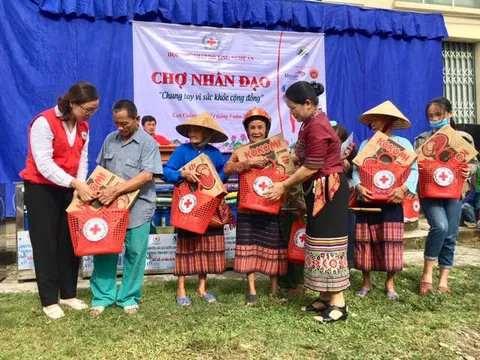 Tình người trong phiên chợ vùng cao