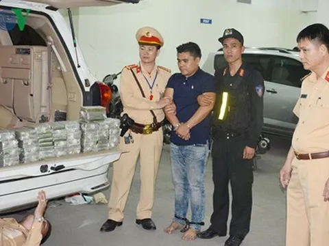 Quảng Ninh: Xe mang biển kiểm soát Lào chở 100 bánh heroin