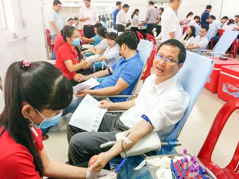 Thầy thuốc hiến máu vì người bệnh
