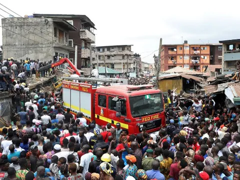 Sập tòa nhà 3 tầng tại Nigeria, hơn 100 học sinh mắc kẹt