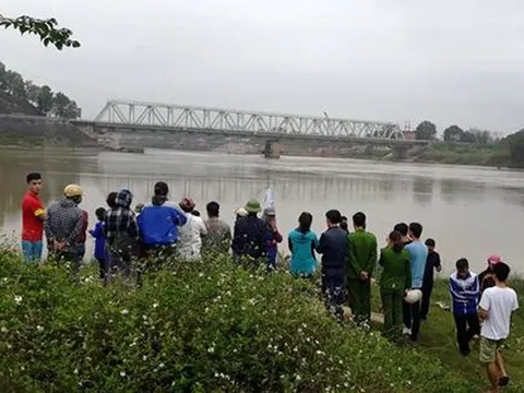 Tìm thấy thi thể nam sinh nhảy cầu Hàm Rồng